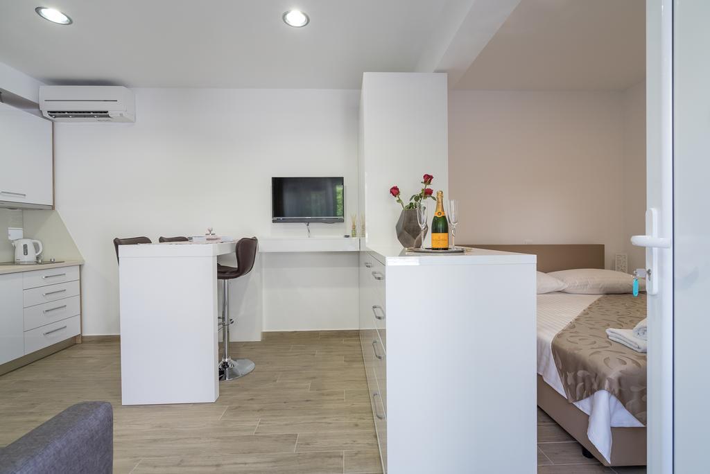 Drop In Split Luxury Suites Exterior foto